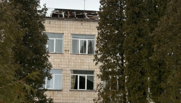 На Тернопільщині через сніг обвалився дах у ліцеї, поліція проводить перевірку