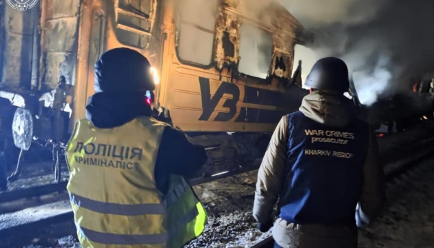 3 personnes tuées dans une frappe de drone russe contre un train de voyageurs dans la région de Kharkiv