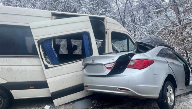 На Київщині зіткнулись легковик та маршрутка, двоє людей загинули, семеро постраждали
