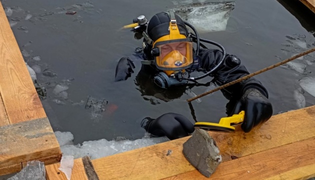 Водолази-сапери на Київщині шукали в озері уламки БПЛА і виявили 1,5 кілограма вибухівки