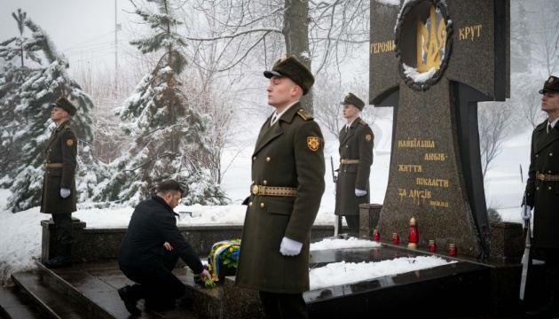 Зеленський на Аскольдовій могилі вшанував пам’ять Героїв Крут та нинішньої війни