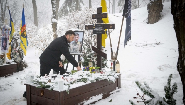 Zelensky honors memory of Kruty Heroes and current war soldiers at Askold's Grave