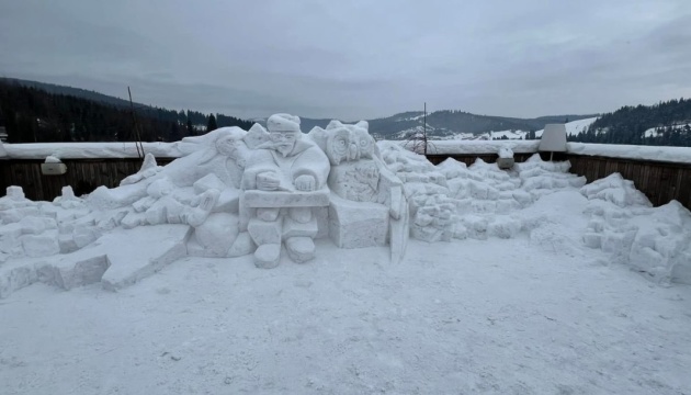 У Карпатах художники створили зі снігу двометрову скульптуру гуцула