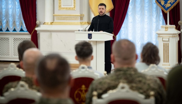 Зеленський вручив нагороди захисникам України і передав відзнаки родинам загиблих воїнів