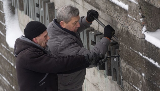 У Музеї війни зі скульптурної галереї прибрали написи російською
