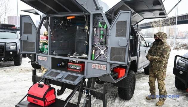 Передача п’яти сучасних мобільних майстерень «Локер», змонтованих на базі нових пікапів, для підрозділів Сил спеціальних операцій Збройних Сил України / Фото: Євген Котенко, Укрінформ