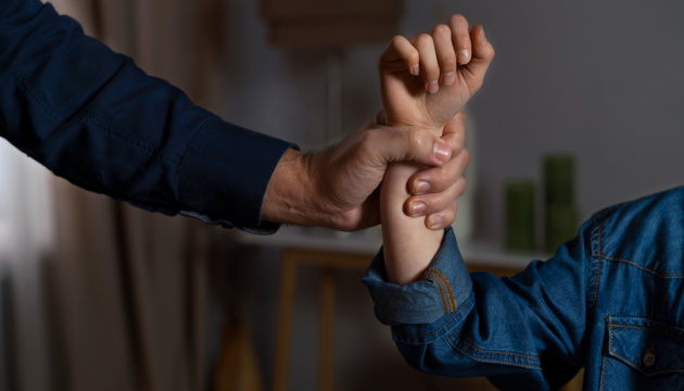 Домашнє насильство: найчастіше дітей кривдить батько або вітчим