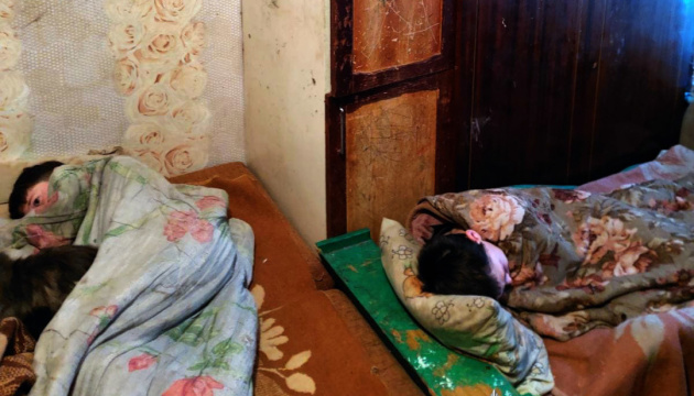 На Хмельниччині в матері вилучили п’ятьох дітей, які жебракували і жили в антисанітарії