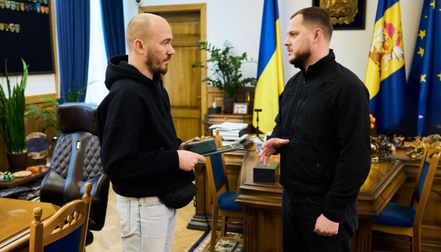 У Київській ОВА вручили відзнаку журналісту, який врятував 4-річну дівчинку