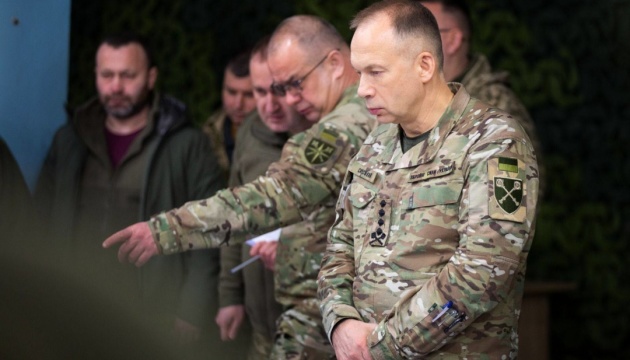 Сирський зустрівся з командирами, які виконують бойові завдання на фронті