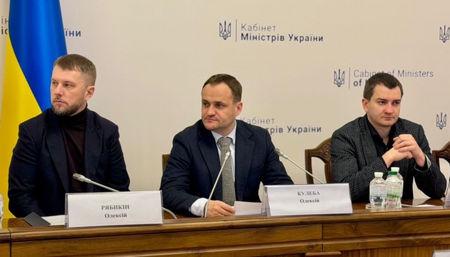 З чотирьох областей релокують підопічних інтернатів до безпечних регіонів - Кулеба