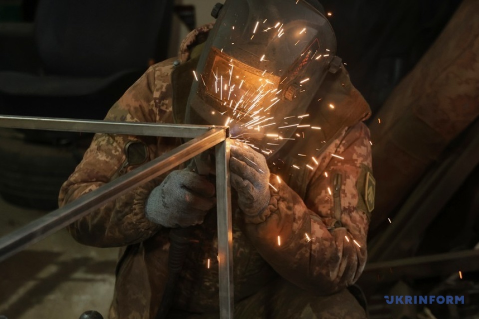 Los combatientes del batallón Khartiia fabrican plataformas para sistemas robóticos terrestres / Foto: Viacheslav Madiievskyi, Ukrinform