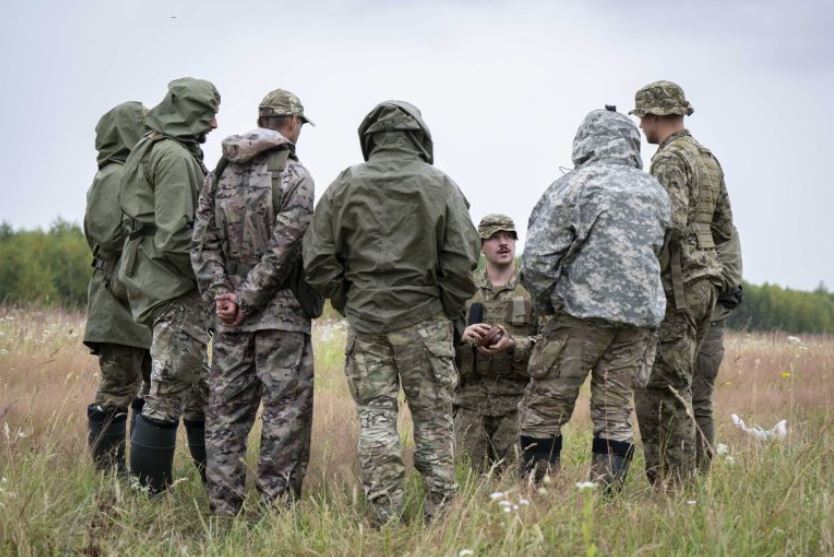 Канадський військовий інженер навчає українських військовослужбовців поводженню з протитанковими мінами. / CAF