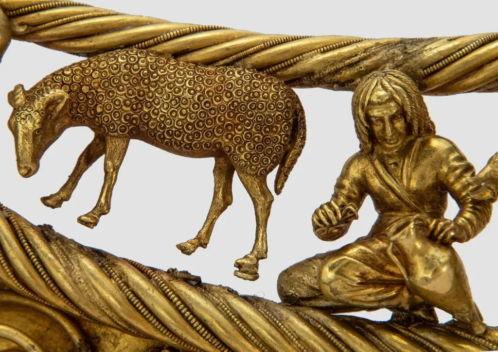 Фрагмент пекторалі. Золото, емаль, ІV ст. до н.е. Фото зі сайту Національного музею історії України