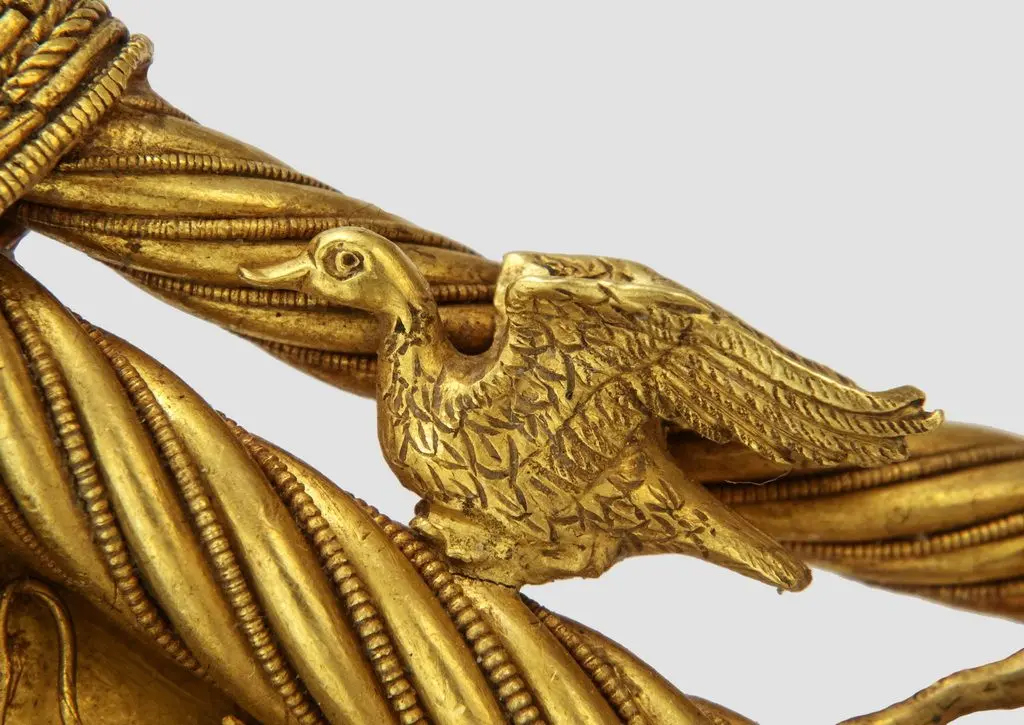 Фрагмент пекторалі. Золото, емаль, ІV ст. до н.е. Фото зі сайту Національного музею історії України