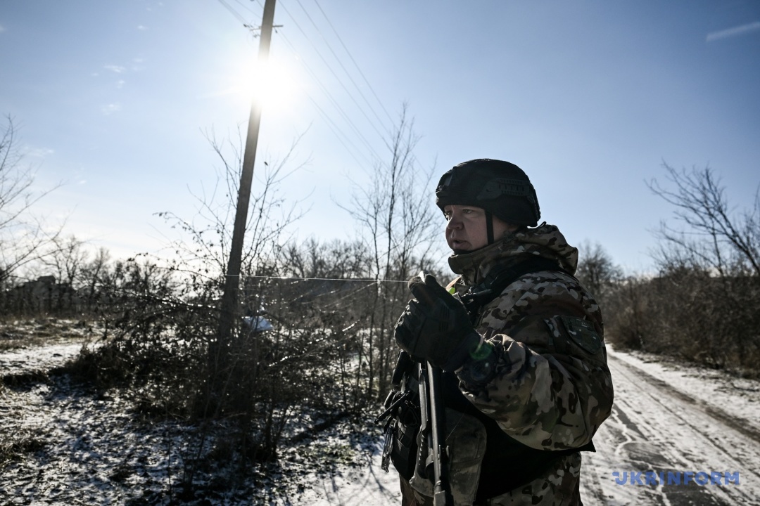 Дмитро Бєсєдін показує вороже оптоволокно