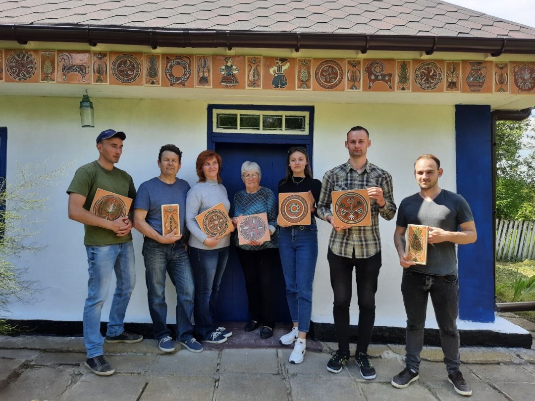 Музей гончарного мистецтва( Музеї-садиба братів Герасименків) у с. Новоселівка до оновлення - з підашшям із планкетками за мотивами бубнівської кераміки