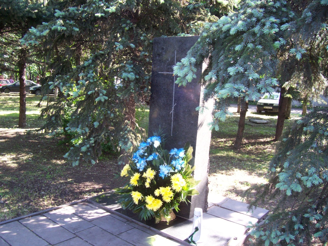 Пам'ятник Жертвам репресій на місці колишнього Гусинівського цвинтаря
