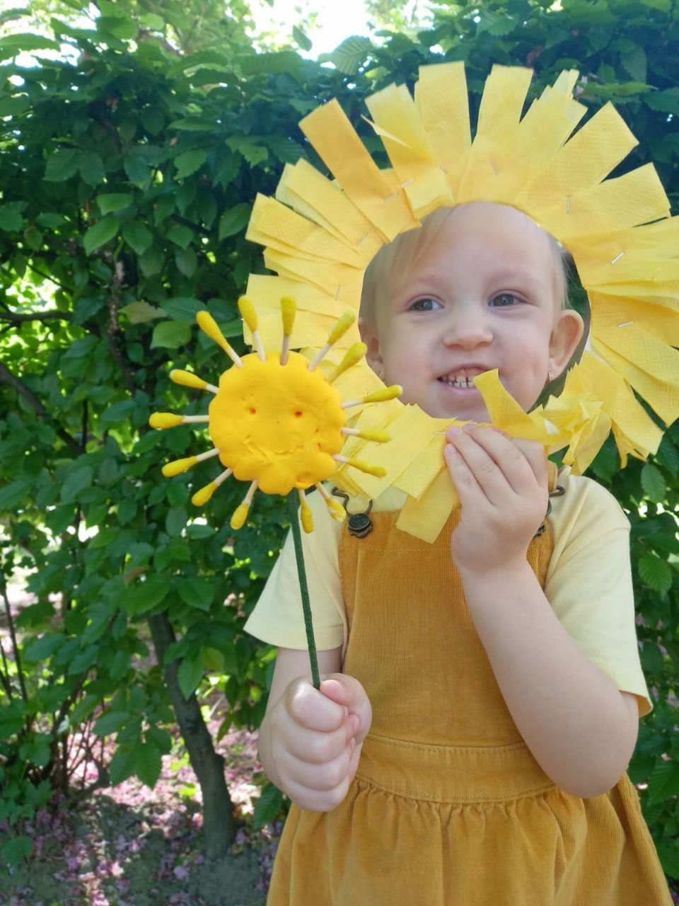 Юлька каже, що її улюблений колір - жовтий