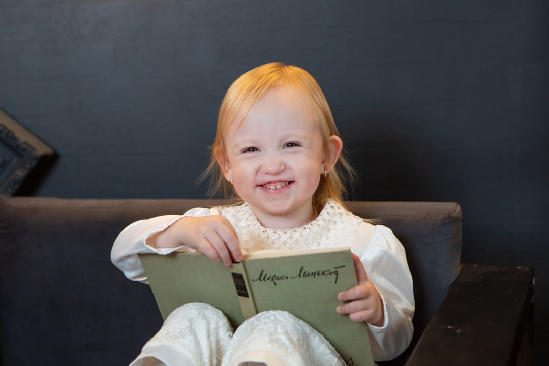 Юлька обожнює вчити віршики в садочку та слухати казочки на ніч