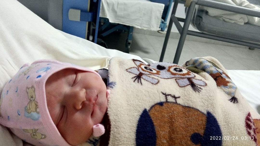 Новонароджена Юлька спить у ще мирній країні - за годину почнеться повномасштабне вторгнення