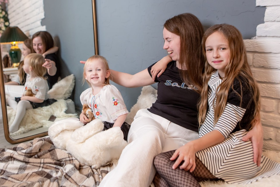 Віра Цендра з донечками Емілією та Юлею перша народилася після анексії Криму, друга - в день початку повномасштабного вторгнення