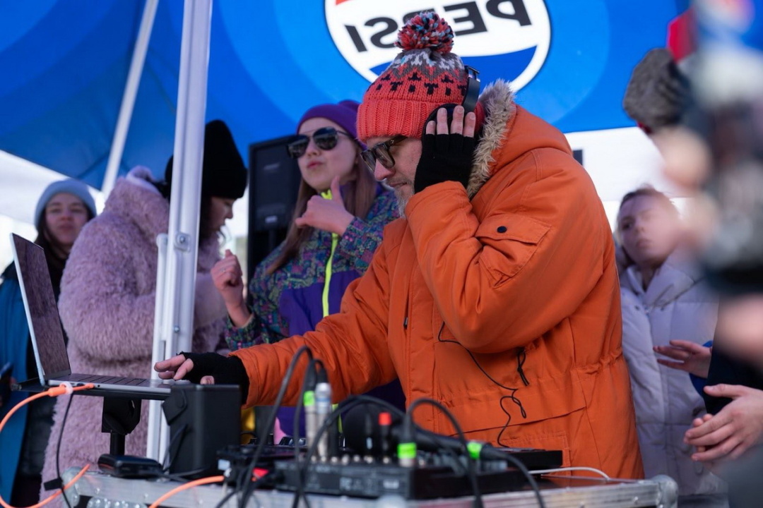 замість холодних квартир кияни гріються на відкритому просторі, акція «Діджей-сет незламності» на Льодовому стадіоні у Києві, фото Данило Антонюк, Укрінформ