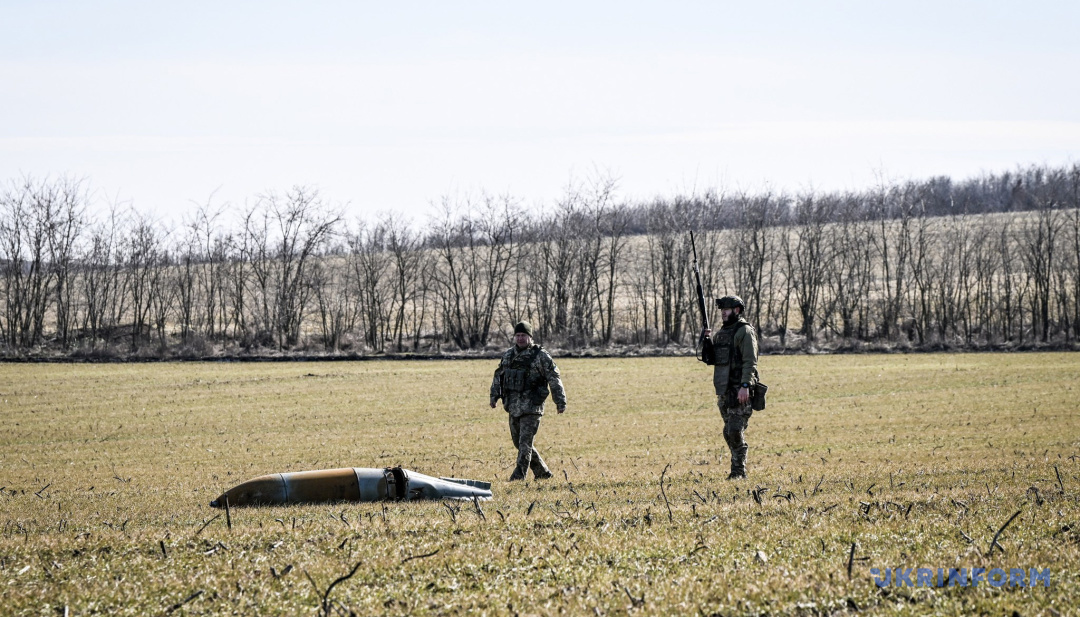 Авіабомба яка не долетіла до цілі від українського РЕБу та вала у полі та не розірвалася