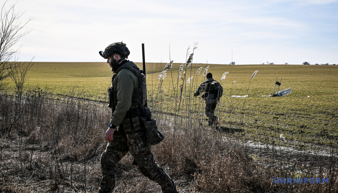 Українські війскові біля впавшей від РЕБу Молнії