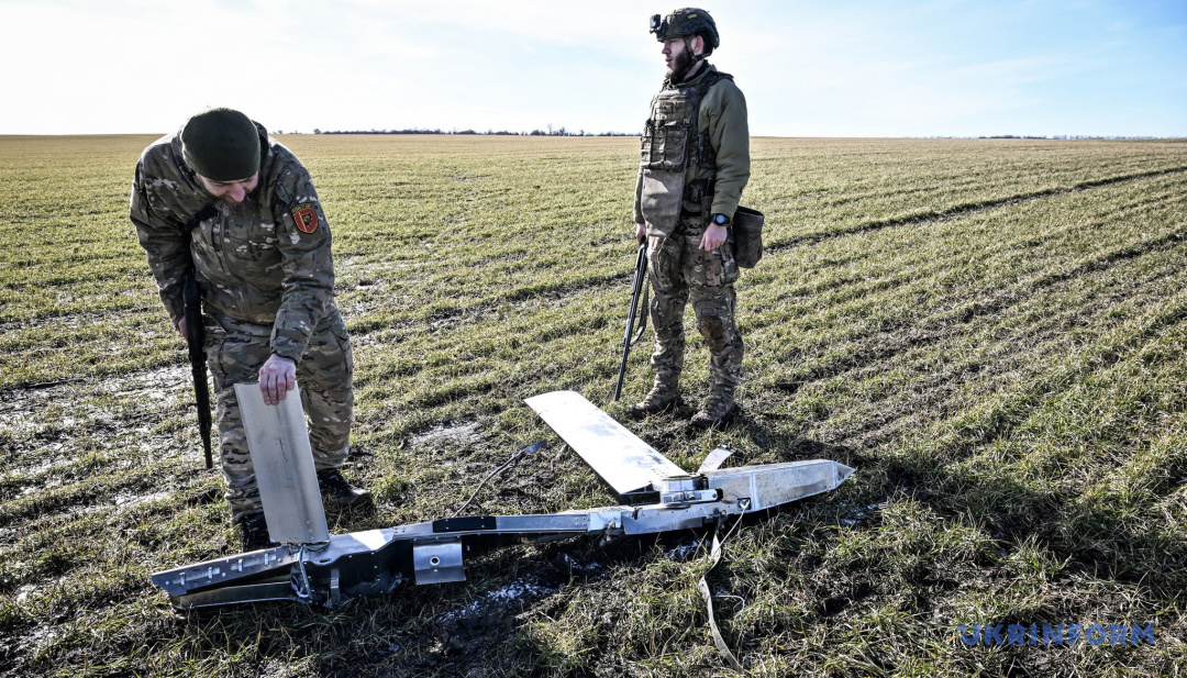 Українські війскові біля модуля УМПК від авіабомби, яка впала під впливом РЕБу