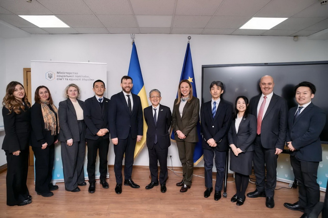 Зустріч Дениса Улютіна і команди з&nbsp; послом Японії в Україні Накагоме Масаші. Фото: пресслужба міністерства