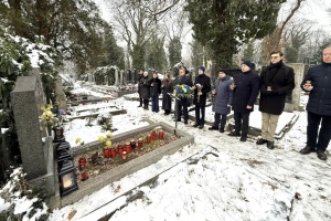 У Празі вшанували пам’ять Івана Пулюя: громада та дипломати поклали квіти до могили вченого
