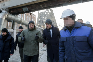 Schmyhal zeigt Rutte Folgen russischer Angriffe auf eines der Kyjiwer Heizwerke