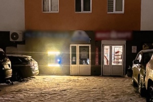 Під Києвом чоловік погрожував продавчині пістолетом і пограбував магазин