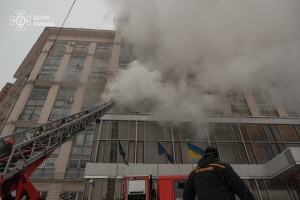 Евакуювали 57 людей: у центрі Києва загасили пожежу в готелі