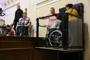 У Львові встановили перший в Україні підйомник на сцену філармонії