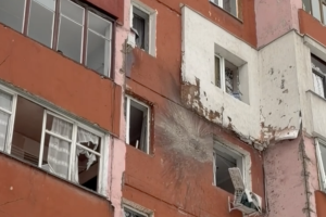 Ворог вранці вдарили дроном по будинку в Сумах