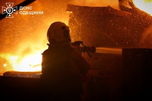 В Одесі загасили пожежу на промисловому об'єкті після удару РФ
