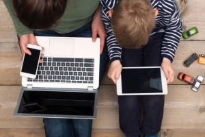 Світ посилює правила для соціальних мереж: чому держави обмежують доступ дітей і що це означає для України