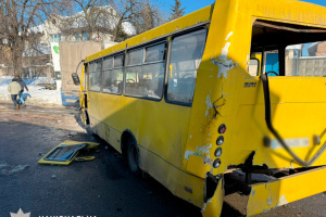 У Києві сталася ДТП з маршруткою та двома вантажівками, четверо постраждалих