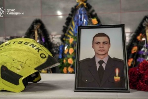 На Київщині попрощалися з рятувальником, який загинув під час ліквідації наслідків удару РФ