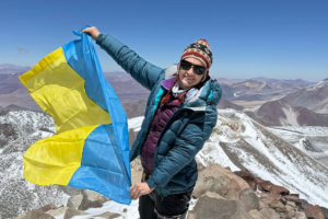 Доцентка з Полтави розгорнула український прапор на найвищому вулкані