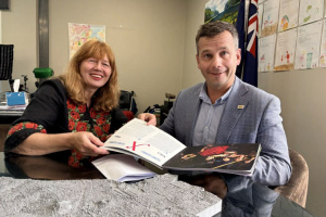 Українка Марія Старожицька видала двомовну авторську абетку в Новій Зеландії