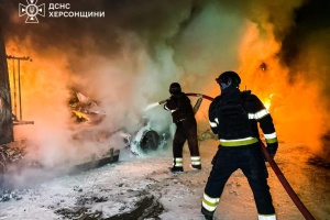 У Херсоні росіяни дроном атакували вантажівку з цистерною на АЗС, виникла пожежа