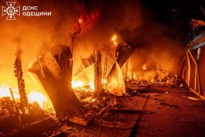 В Одесі росіяни атакували енергетичну інфраструктуру, горів ринок і супермаркет