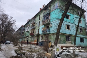 Поліція показала порятунок дітей із пошкодженої багатоповерхівки у Краматорську