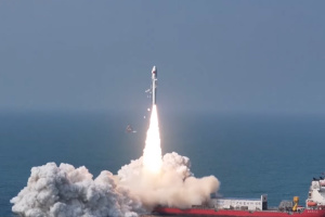Китай запустив у космос сім супутників із морської платформи