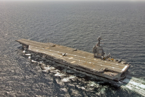 Найбільший авіаносець у світі повертається до США після рекордного часу на службі
