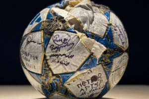 Вихованці київського «Локомотива» передали президенту ФІФА м’яч і заклик захистити їх від Росії