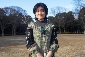 Японська професорка пояснила, чому з першого дня вторгнення РФ носить вишиванку або українську символіку